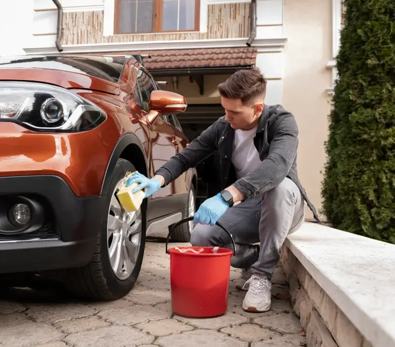 Lavage auto à domicile Lizières : professionnel intervenant sur un véhicule
